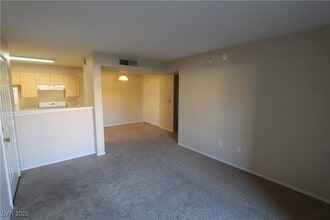 950 Seven Hills Dr, Unit 3017 in Henderson, NV - Building Photo - Building Photo