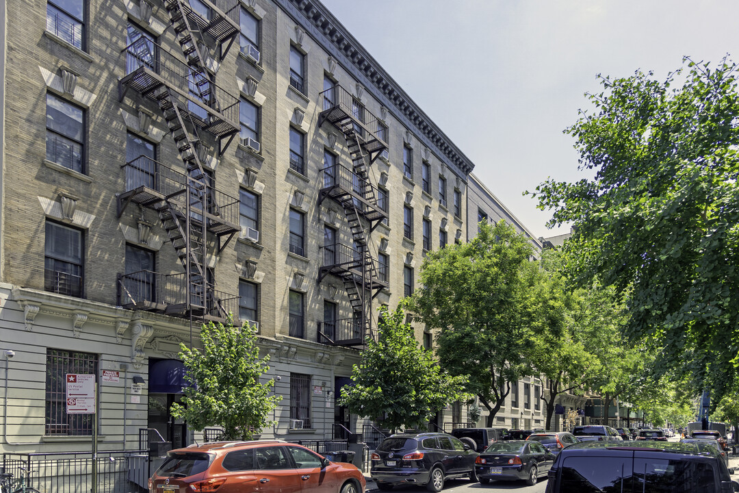 211 W 140th St in New York, NY - Building Photo