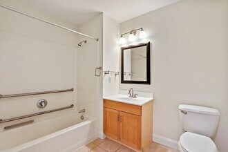 327 Centre St, Unit Centre St in Boston, MA - Foto de edificio - Building Photo