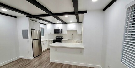 8427 Balboa Blvd in Los Angeles, CA - Building Photo - Building Photo