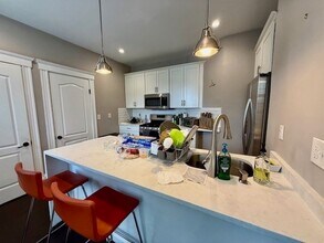 14 Olcott St, Unit 1 in Watertown, MA - Foto de edificio - Building Photo