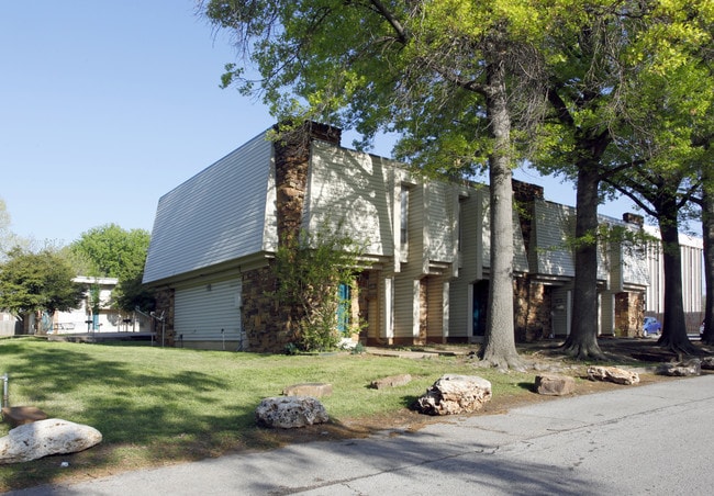 Delaware Gardens Apartments in Tulsa, OK - Foto de edificio - Building Photo