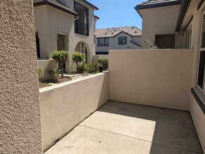 28629 N Pietro Dr in Santa Clarita, CA - Building Photo - Building Photo