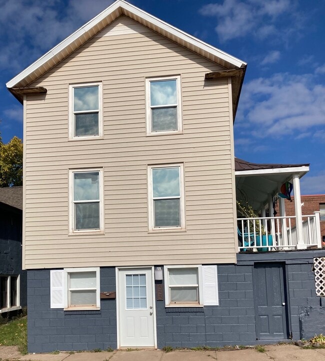 222 W Case St, Unit apt #1 in Negaunee, MI - Building Photo - Building Photo
