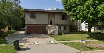 908 Sandusky Dr in Iowa City, IA - Building Photo