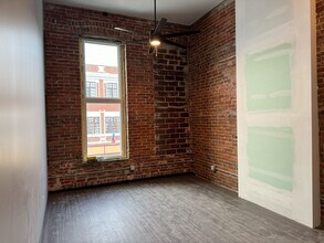 231 E Main St, Unit 201 in Ottumwa, IA - Building Photo - Building Photo