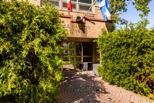 Navarin in St. Laurent, QC - Building Photo