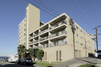 Delphi in Redondo Beach, CA - Foto de edificio - Building Photo