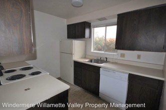 2145 NW Highland Dr in Corvallis, OR - Foto de edificio - Building Photo