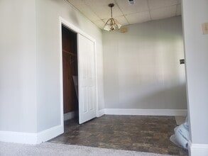 1015 W High St, Unit B in Jefferson City, MO - Building Photo - Building Photo