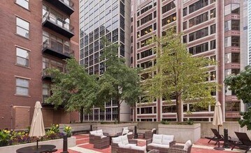 212 W Washington St in Chicago, IL - Building Photo - Building Photo