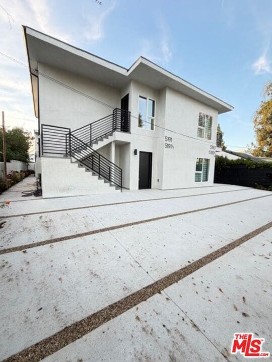 5193-5193 Lindley Ave in Los Angeles, CA - Building Photo - Building Photo