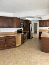 4440 NW 43rd St in Lauderdale Lakes, FL - Foto de edificio - Building Photo