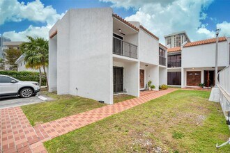1990 Brickell Ave, Unit G in Miami, FL - Foto de edificio - Building Photo