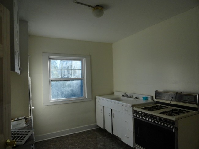 3507 S Salina St in Syracuse, NY - Building Photo - Interior Photo