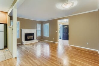 6218 SW Garden Home Rd, Unit Upstairs in Portland, OR - Building Photo - Building Photo