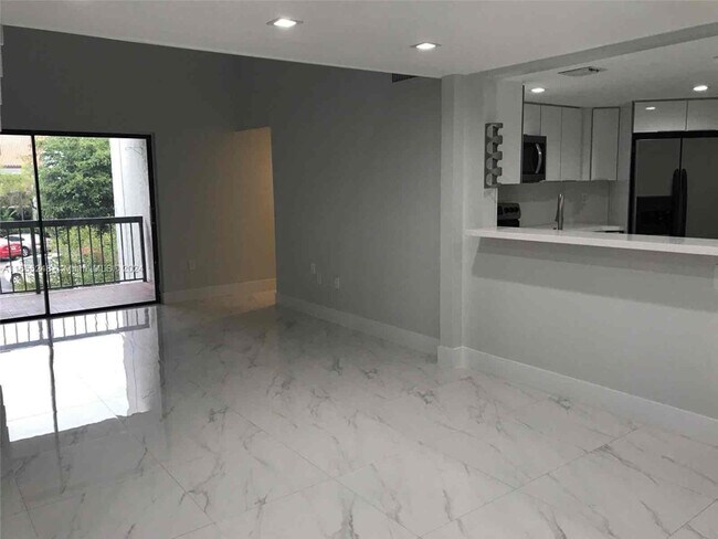 9427 Fontainebleau Blvd-Unit -2 in Miami, FL - Building Photo - Building Photo