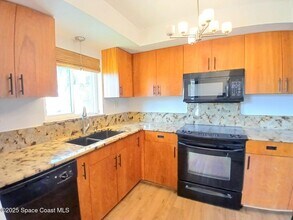 325 S Banana River Blvd in Cocoa Beach, FL - Foto de edificio - Building Photo