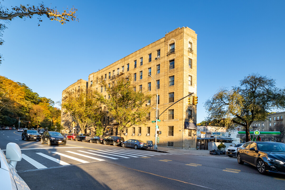 1825 Riverside Dr in New York, NY - Building Photo