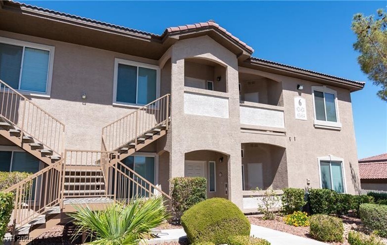 2305 W Horizon Ridge Pkwy in Henderson, NV - Foto de edificio