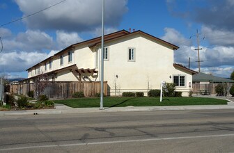 213 E College Ave in Lompoc, CA - Building Photo - Building Photo