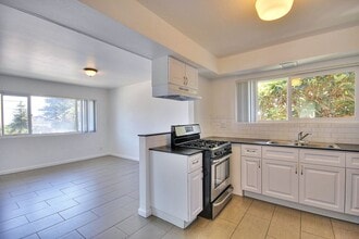 6584 Del Playa Dr in Isla Vista, CA - Building Photo - Building Photo