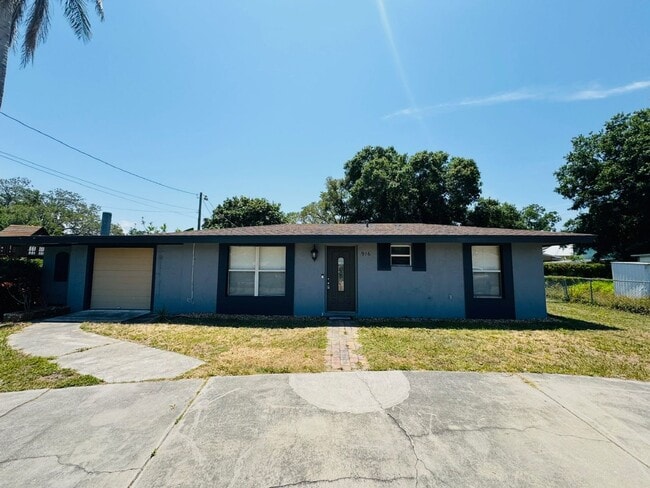 property at 916 28th Ave Dr E