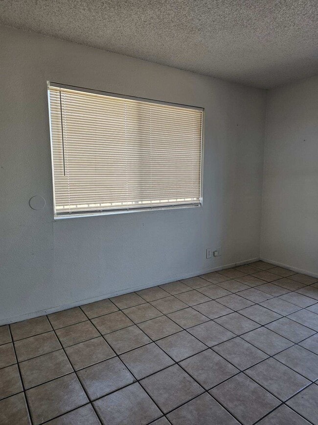 2428 Statz St, Unit Statz B in North Las Vegas, NV - Foto de edificio - Building Photo