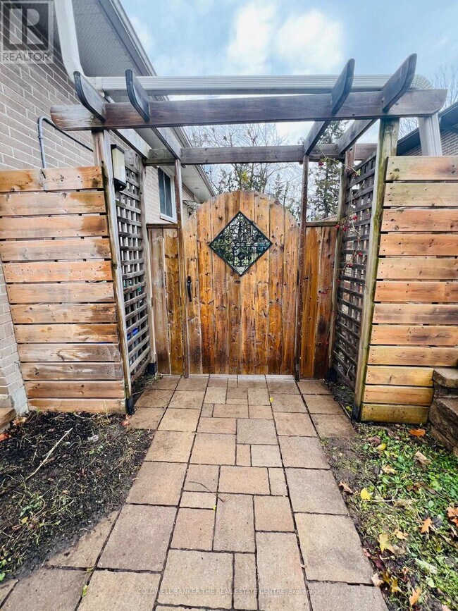 208 Wellington St E in Barrie, ON - Building Photo - Building Photo