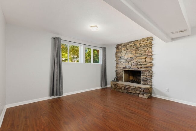 15731 NE 105th Ct in Redmond, WA - Foto de edificio - Building Photo