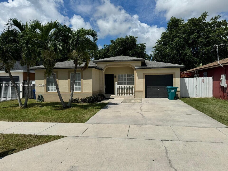 27070 SW 134th Pl in Homestead, FL - Building Photo