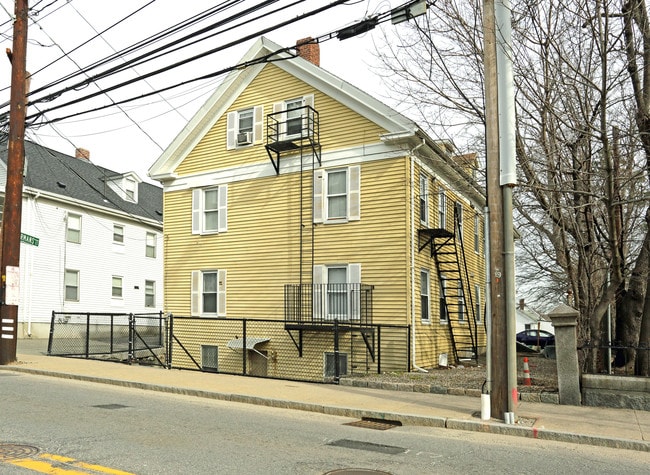 157-159 School St in Waltham, MA - Foto de edificio - Building Photo