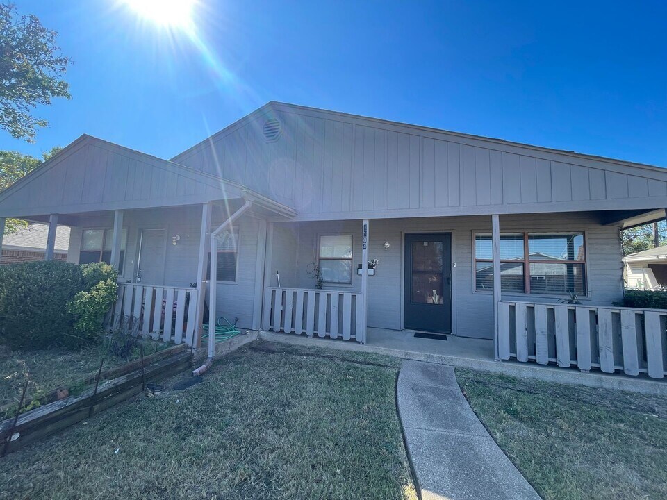 1104-1106 Suburban Dr in Cedar Hill, TX - Building Photo