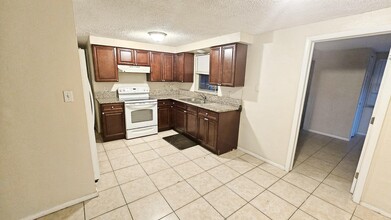 9116 Hunt Club Ln in Port Richey, FL - Foto de edificio - Building Photo