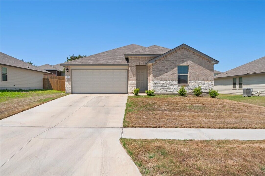 5703 Great Divide Rd in Killeen, TX - Building Photo