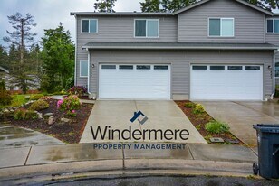 1899 SW Cooper Way in Oak Harbor, WA - Building Photo