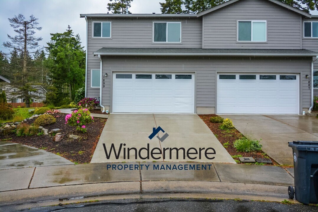 1899 SW Cooper Way in Oak Harbor, WA - Building Photo