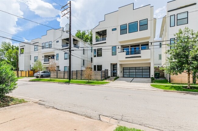 property at 711 W Clay St