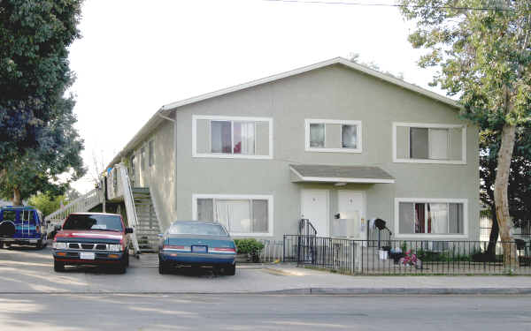 562 E 7th St in Pomona, CA - Foto de edificio