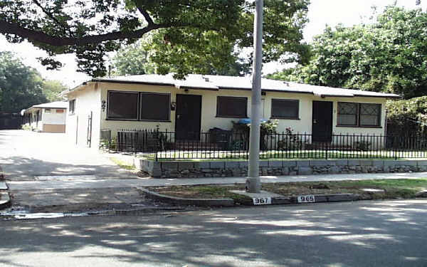 965 N Summit Ave in Pasadena, CA - Foto de edificio - Building Photo