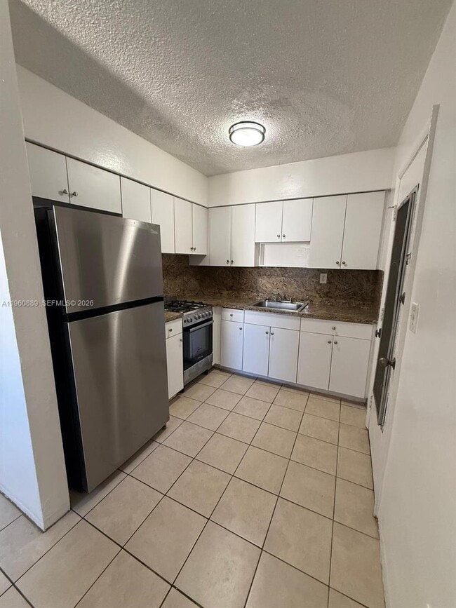 16851 NE 18th Ave in North Miami Beach, FL - Foto de edificio - Building Photo