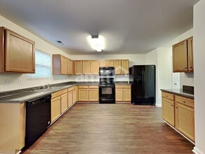 3904 Edgewood Terrace Rd in Greensboro, NC - Foto de edificio - Building Photo