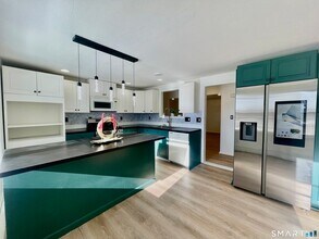 112 Woodbine St in Naugatuck, CT - Building Photo - Building Photo