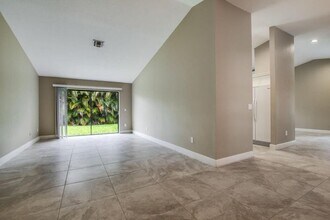 2713 Yarmouth Dr in West Palm Beach, FL - Foto de edificio - Building Photo