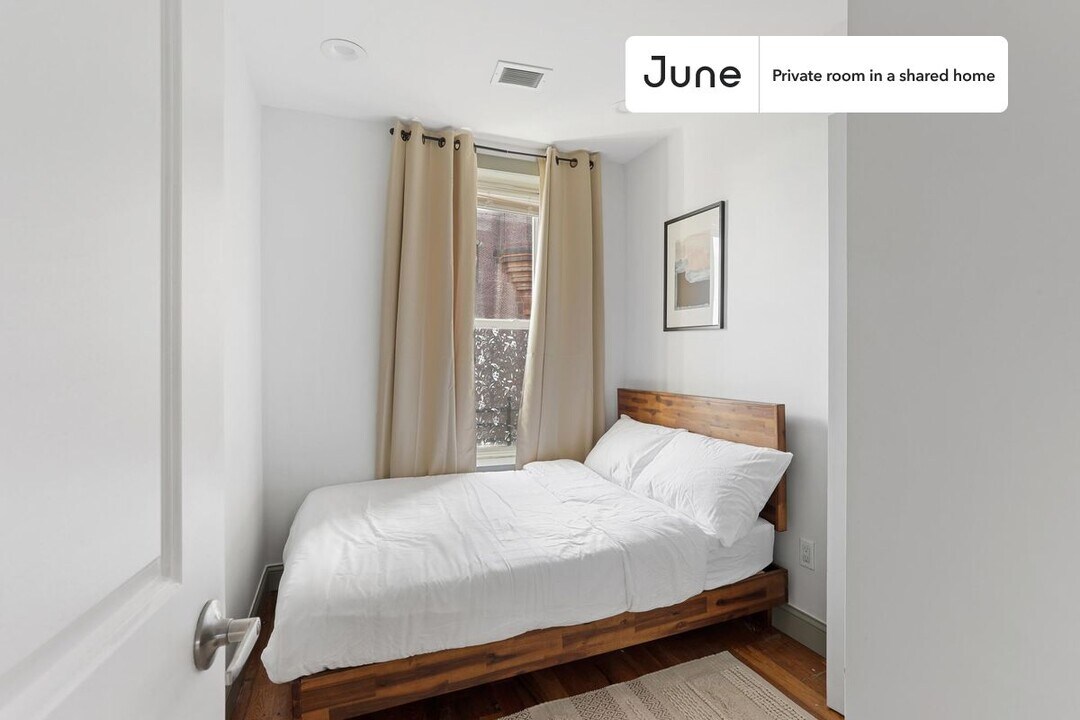 Private bedroom in 4 bed/2 bath Home in New York, NY - Building Photo
