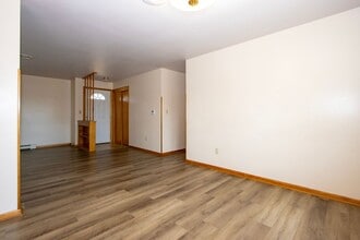 245 E Moreland Rd in Wooster, OH - Foto de edificio - Building Photo