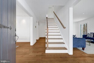 9982 Blackberry Ln in Great Falls, VA - Building Photo