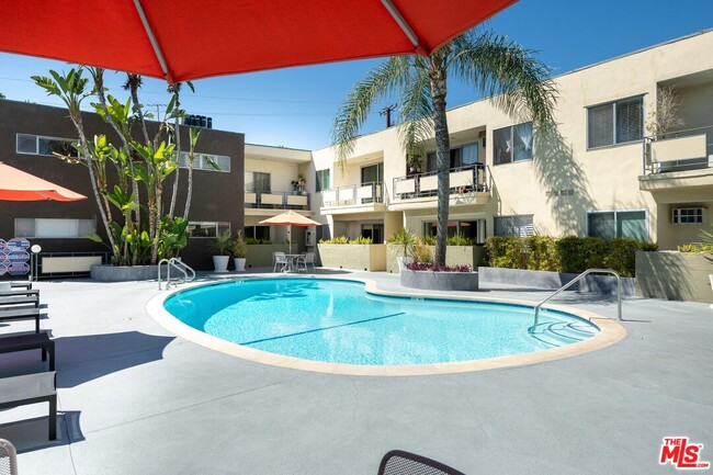 1233 Laurel Ave in West Hollywood, CA - Building Photo - Building Photo
