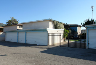 327-331 S Steckel Dr in Santa Paula, CA - Foto de edificio - Building Photo