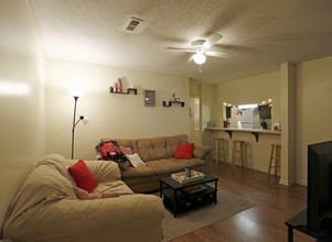 St. Charles Apartments in Tuscaloosa, AL - Building Photo - Interior Photo